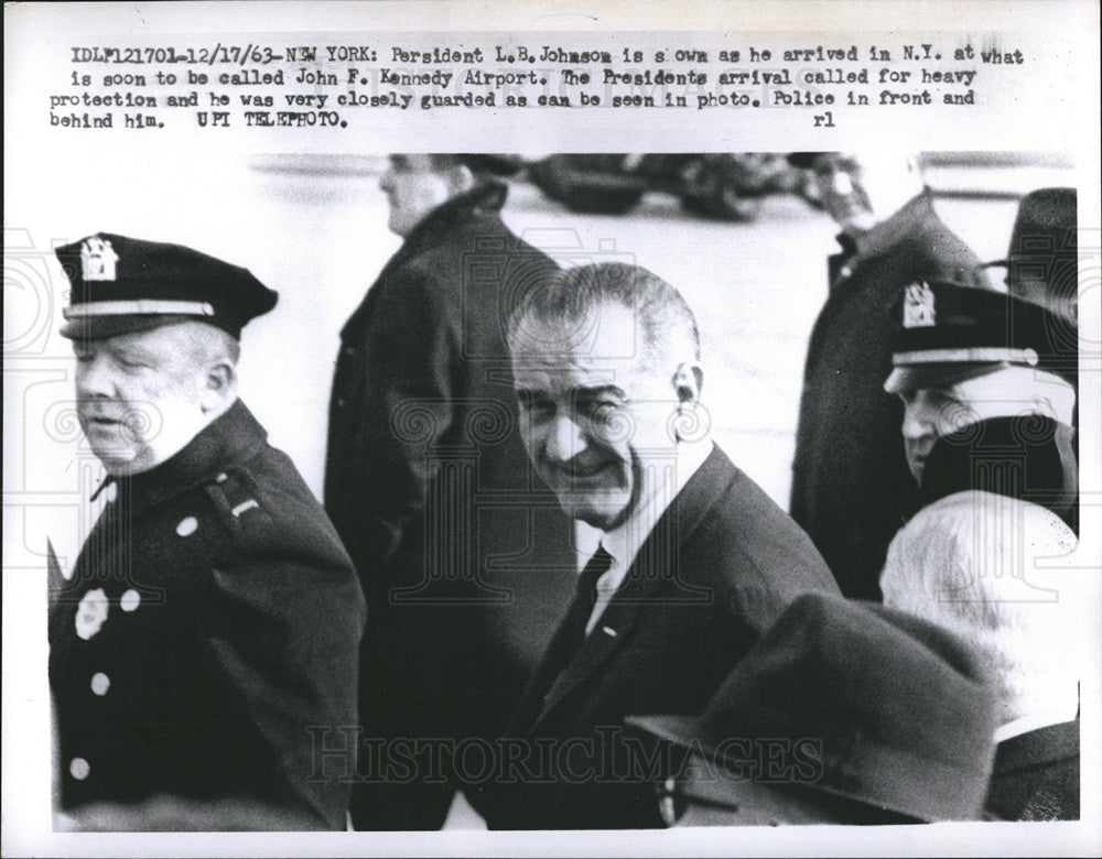 1963 Press Photo Pres. Johnson arrives in NY with strong police escort - Historic Images