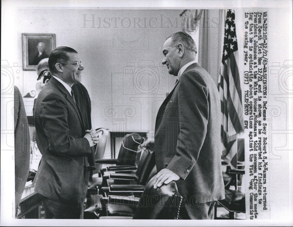 1963 Press Photo Robert Menamara is shown as he reported his findings to President Johnson at the Wh - Historic Images