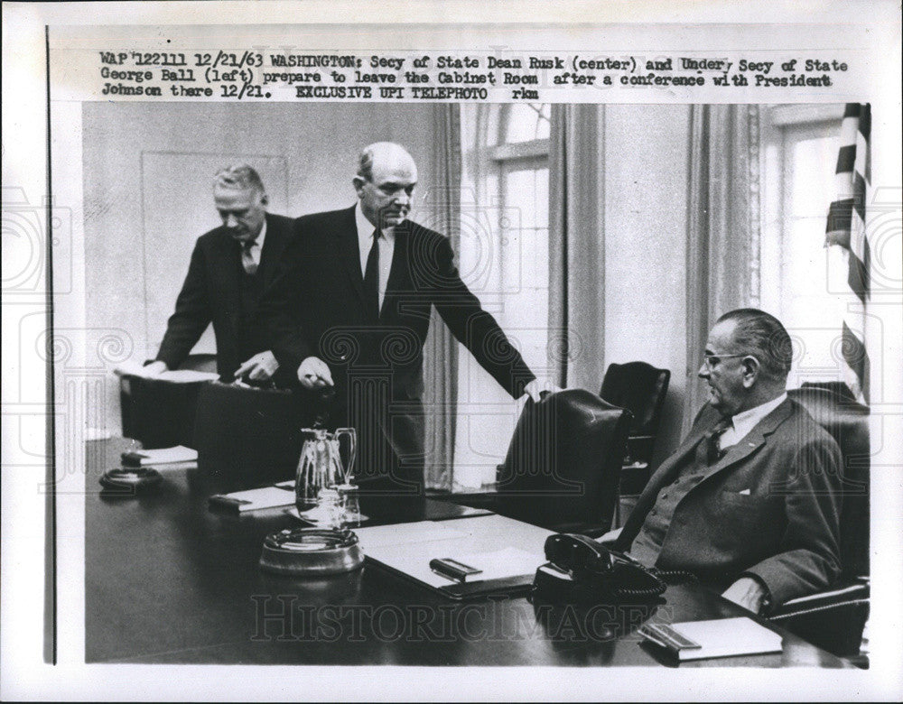 1963 Press Photo Dean Rusk(center) and George Ball(left) prepare to leave the cabinet room after a c - Historic Images