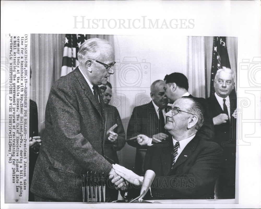 1963 Press Photo Pres.Johnson takes time for handshake with Rep.Elmer Holland during a bill signing - Historic Images