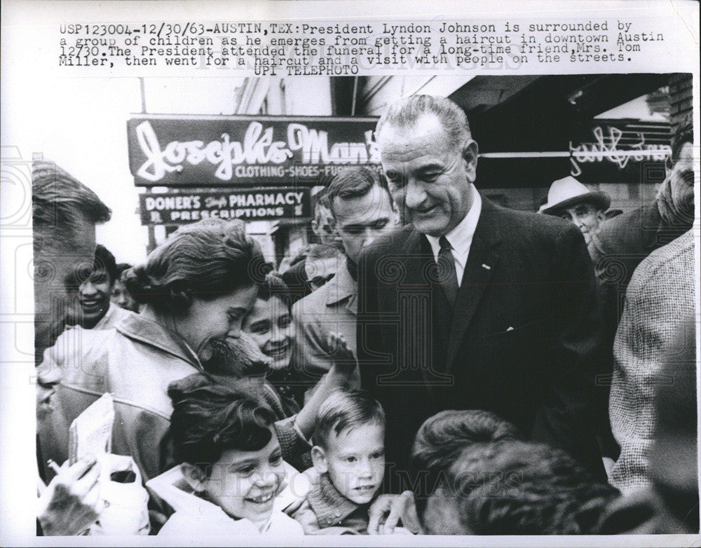 1963 Press Photo President Johnson Surrounded by Group of Children - Historic Images