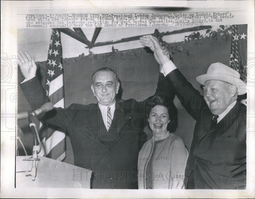 1963 Press Photo President Johnson Holds up Ludwig Erhard&#39;s Hand - Historic Images