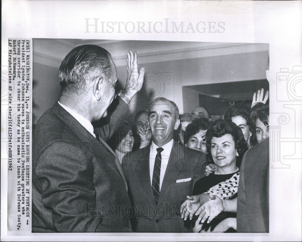 1963 Press Photo Johnson Gets Rousing Greeting at Pentagon - Historic Images