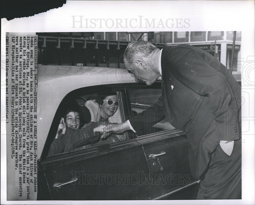 1963 Press Photo President Johnson bends over to shake hands with the children of Mrs. Jack Silver o - Historic Images