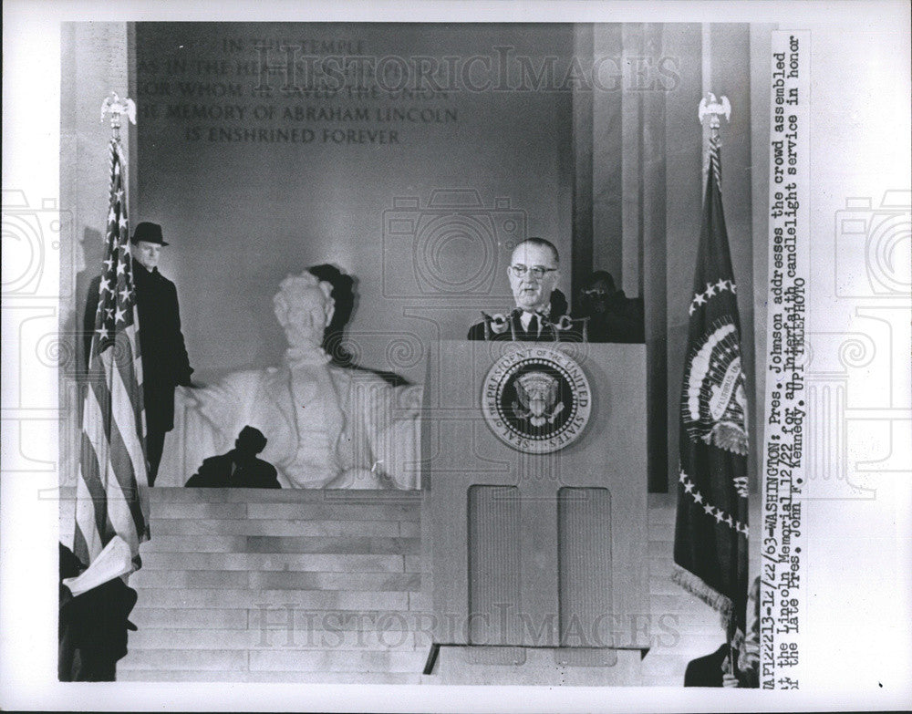 1963 Press Photo President Johnson addresses the crowd assembled  at the Lincoln Memorial - Historic Images