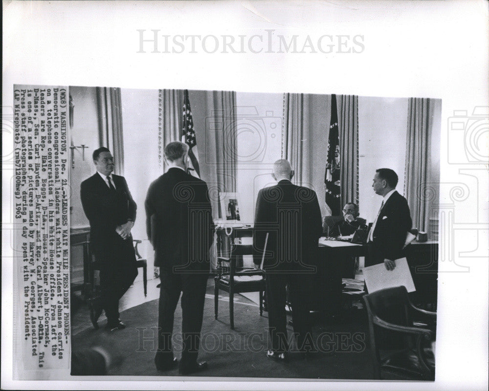 1963 Press Photo Democratic congressional leaders wait while President Johnson carries on a telephon - Historic Images