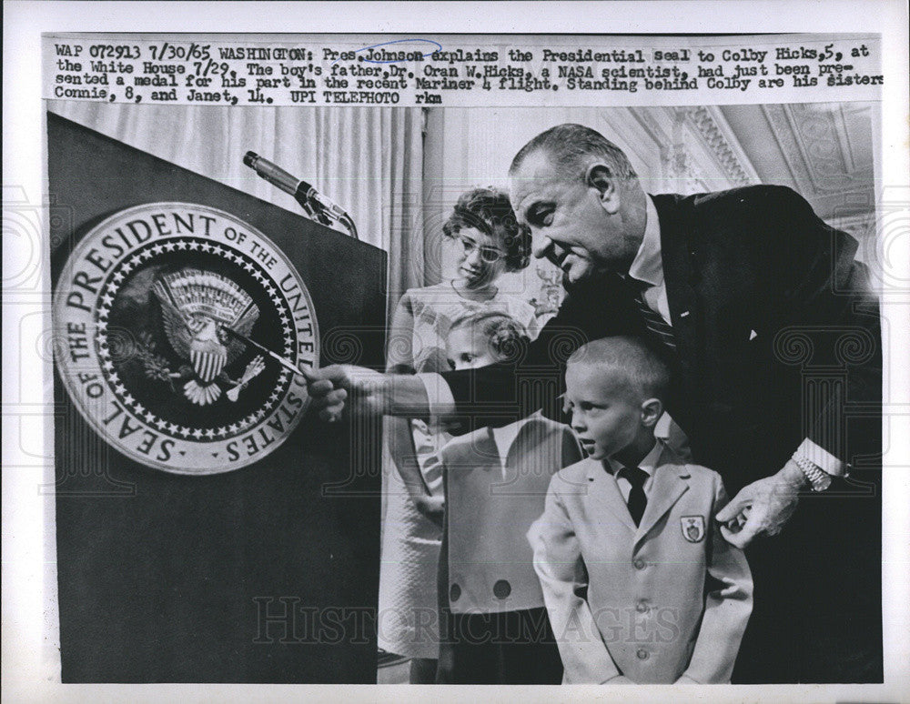 1965 Press Photo Pres Johnson Explains Presidential Seal to Colby Hicks - Historic Images