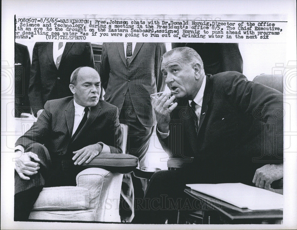 1965 Press Photo Pres Johnson Chats with Dr Donald Horning - Historic Images