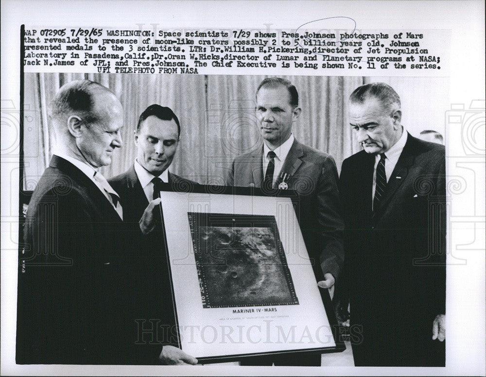 1965 Press Photo Pres Johnson Seeing Photographs Of Mars - Historic Images