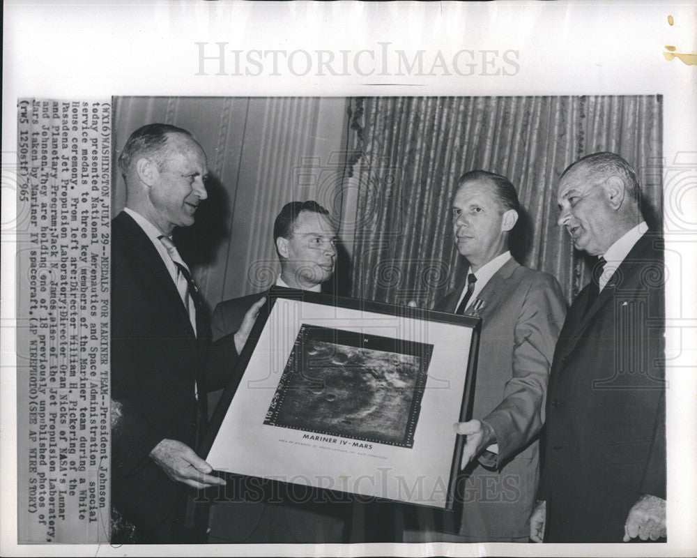 1965 Press Photo Pres Johnson Presents Medals - Historic Images