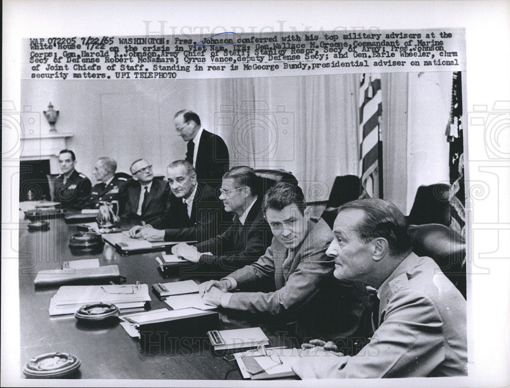 1965 Press Photo President Johnson conferred with his top military advisers at the White house. - Historic Images