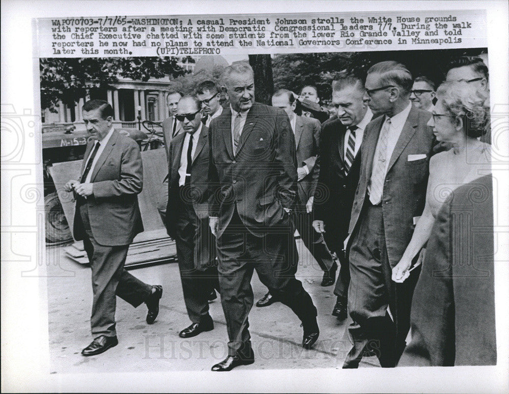 1965 Press Photo President Johnson strolls the white house grounds with the reporters - Historic Images