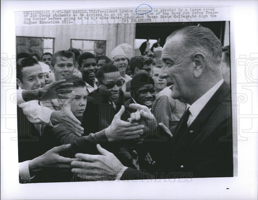 1965 Press Photo President Johnson greeted by the large group of people - Historic Images