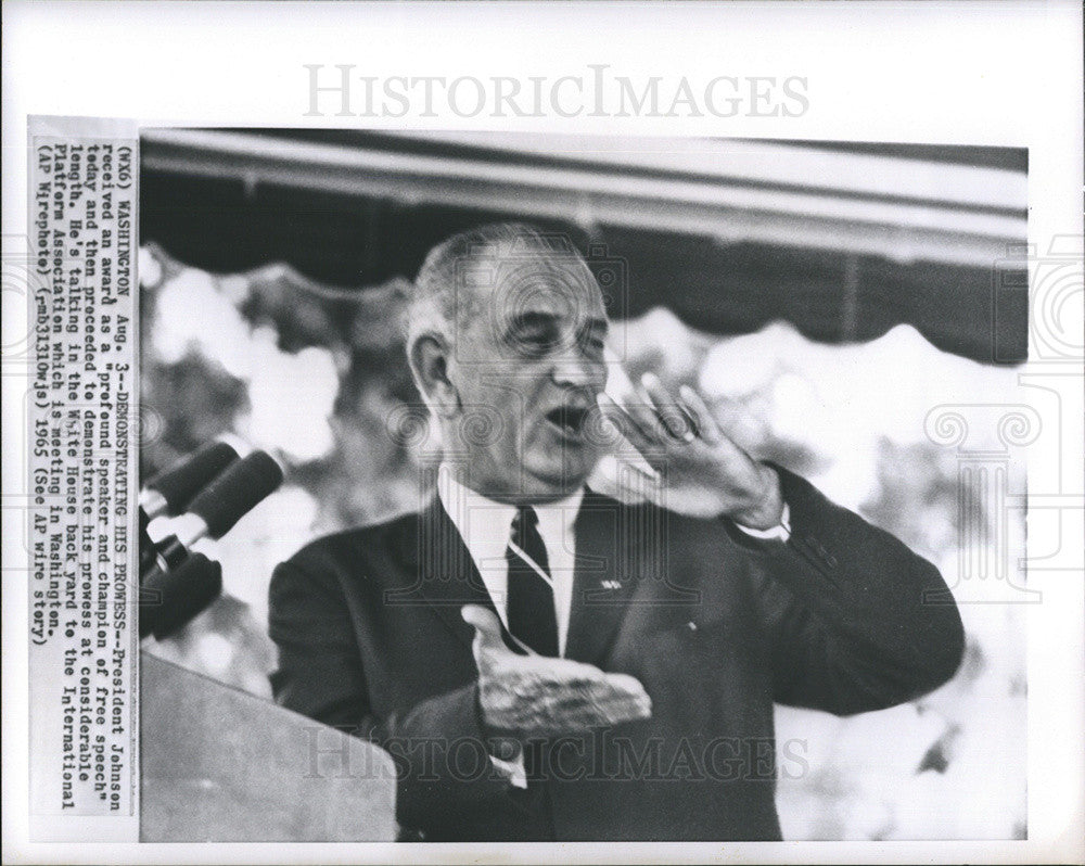 1965 Press Photo Pres Johnson Received Award - Historic Images