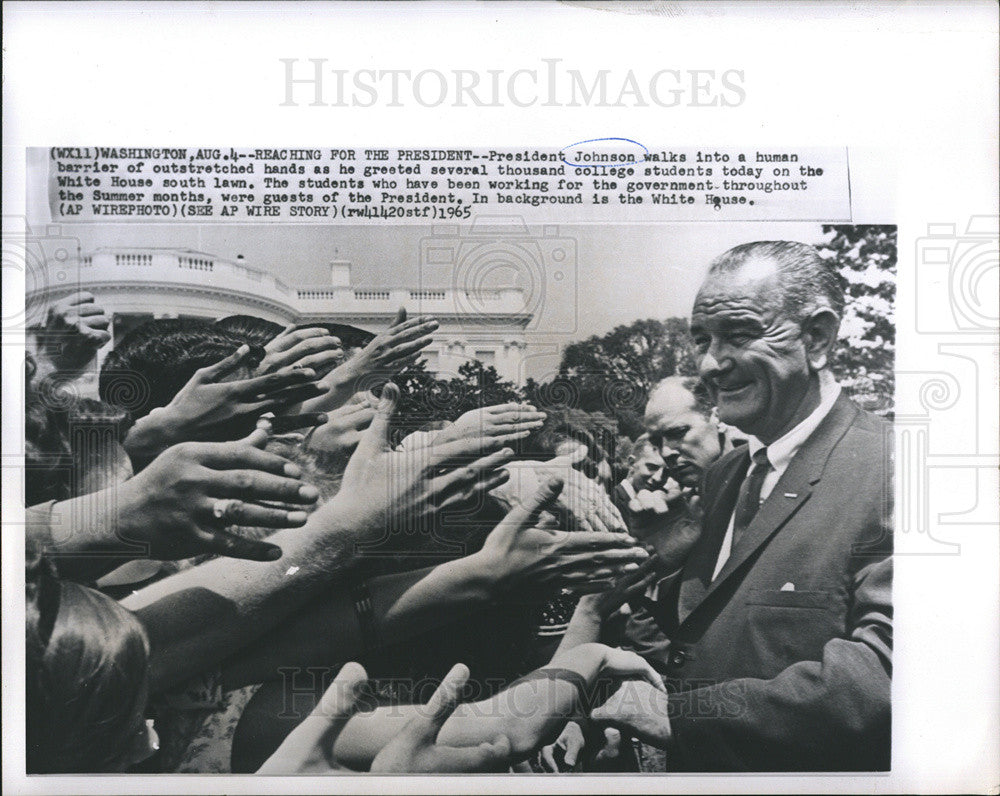 1965 Press Photo Pres Johnson Greets College Students - Historic Images