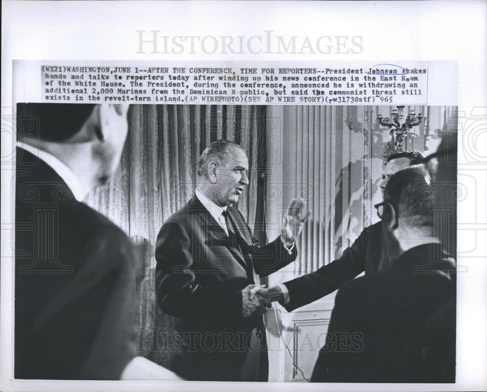 1965 Press Photo President Johnson shakes hands with the press - Historic Images