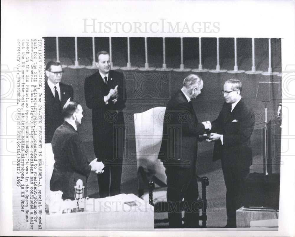 1965 Press Photo President Johnson is presented with a special UN medal. - Historic Images