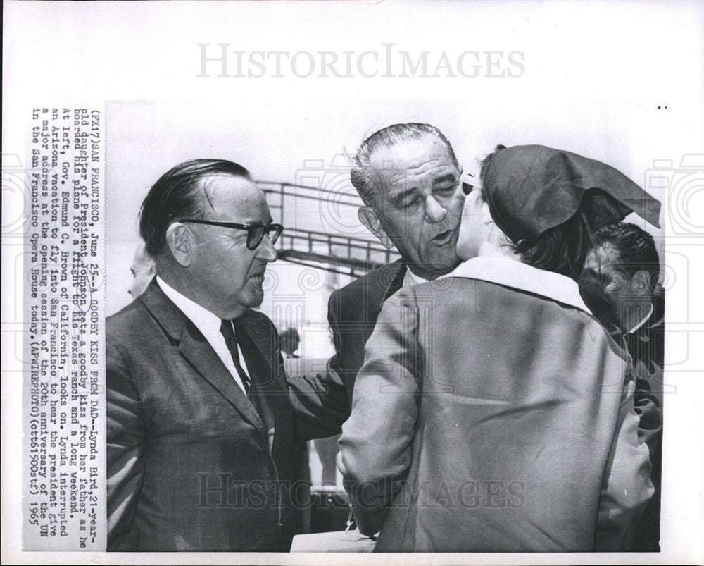 1965 Press Photo President Johnson receives a good bye kiss from Lynda Bird. - Historic Images