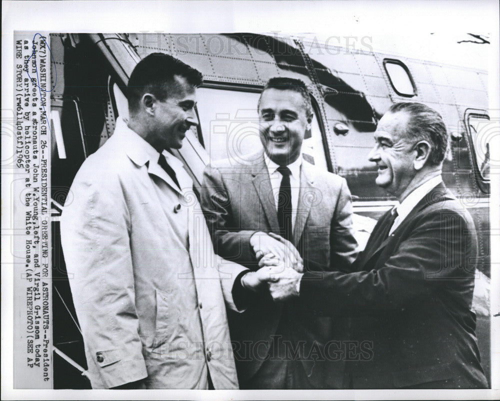 1965 Press Photo President Johnson greets astronauts at the White House. - Historic Images