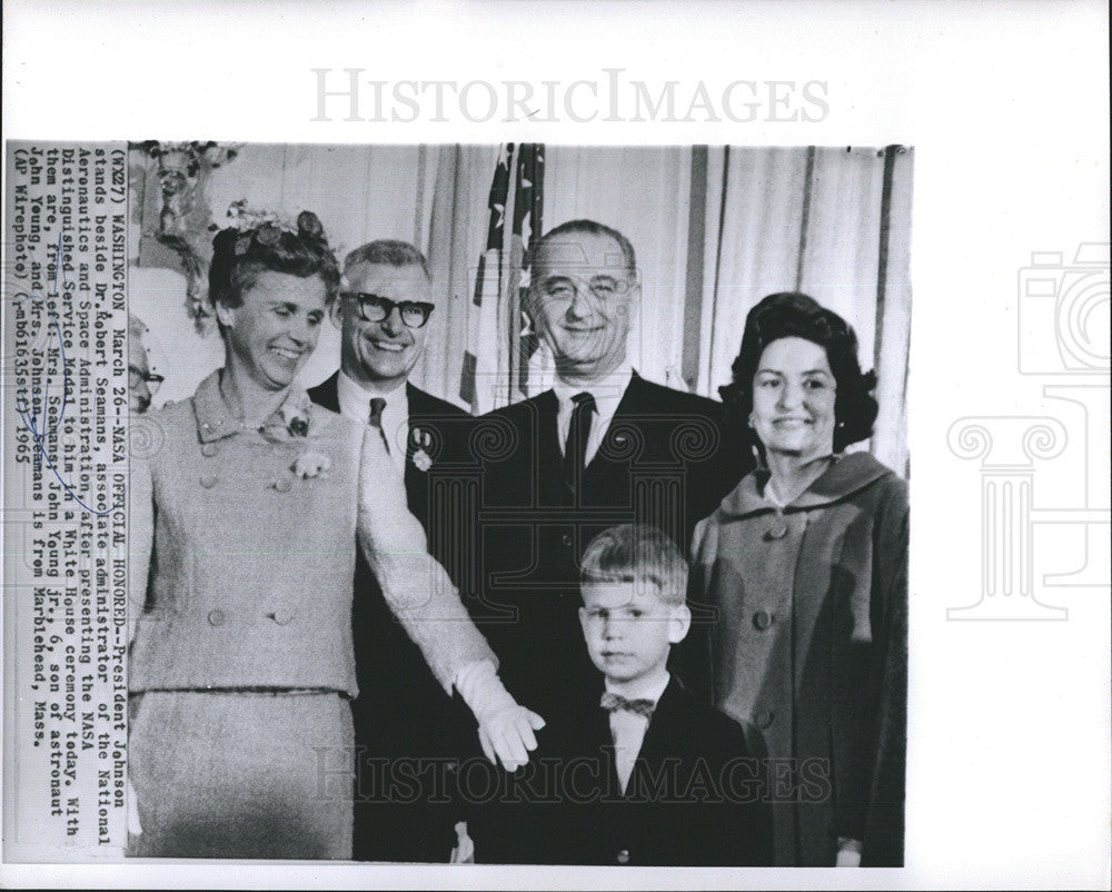 1965 Press Photo Dr. Robert Seamans receives medal at White House. - Historic Images