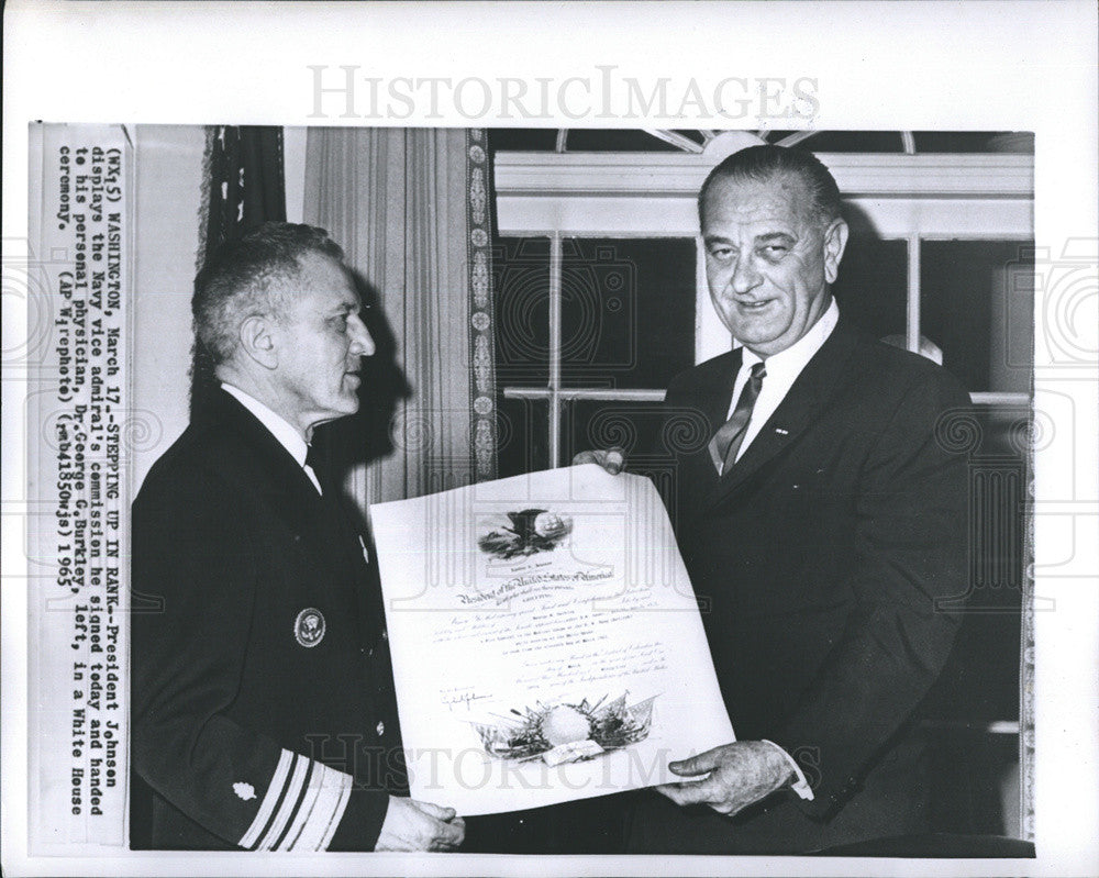 1965 Press Photo President Johnson displays the Navy vice admiral&#39;s commission he signed and handed - Historic Images