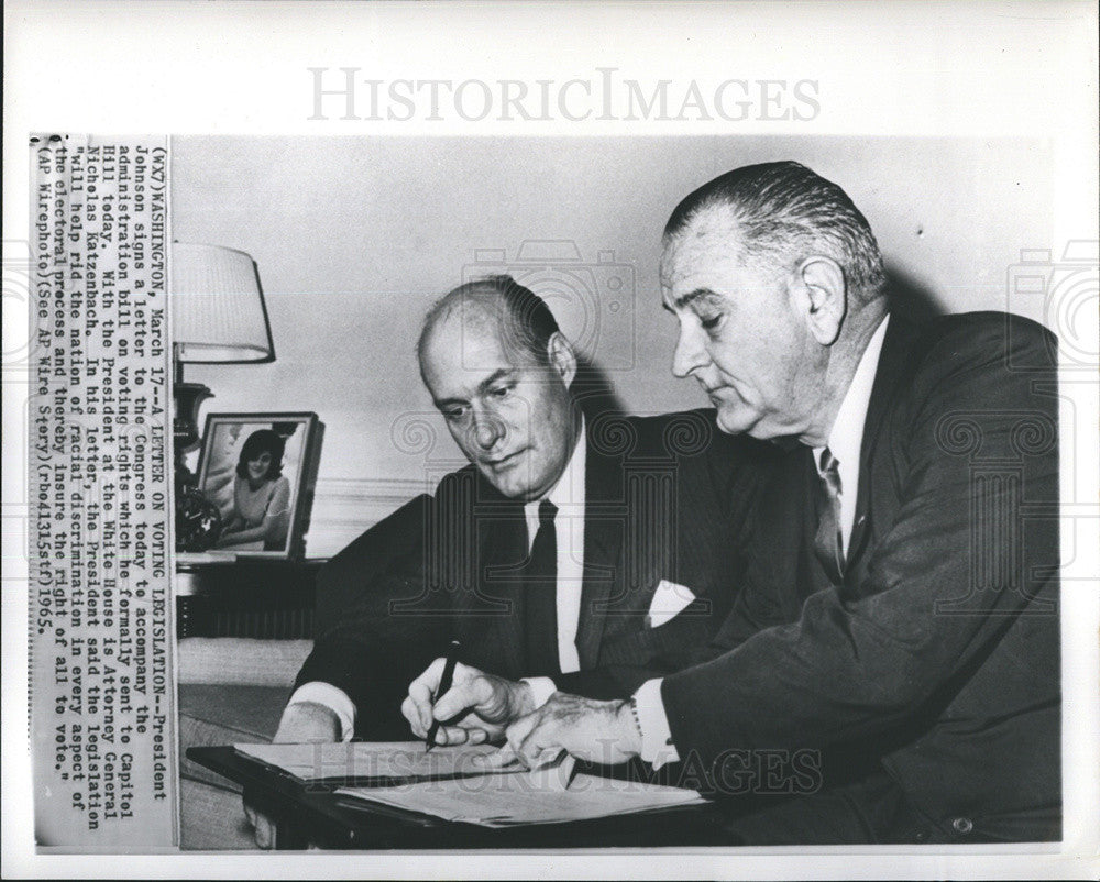 1965 Press Photo President Johnson signs a letter to the congress to accompany the administration bi - Historic Images