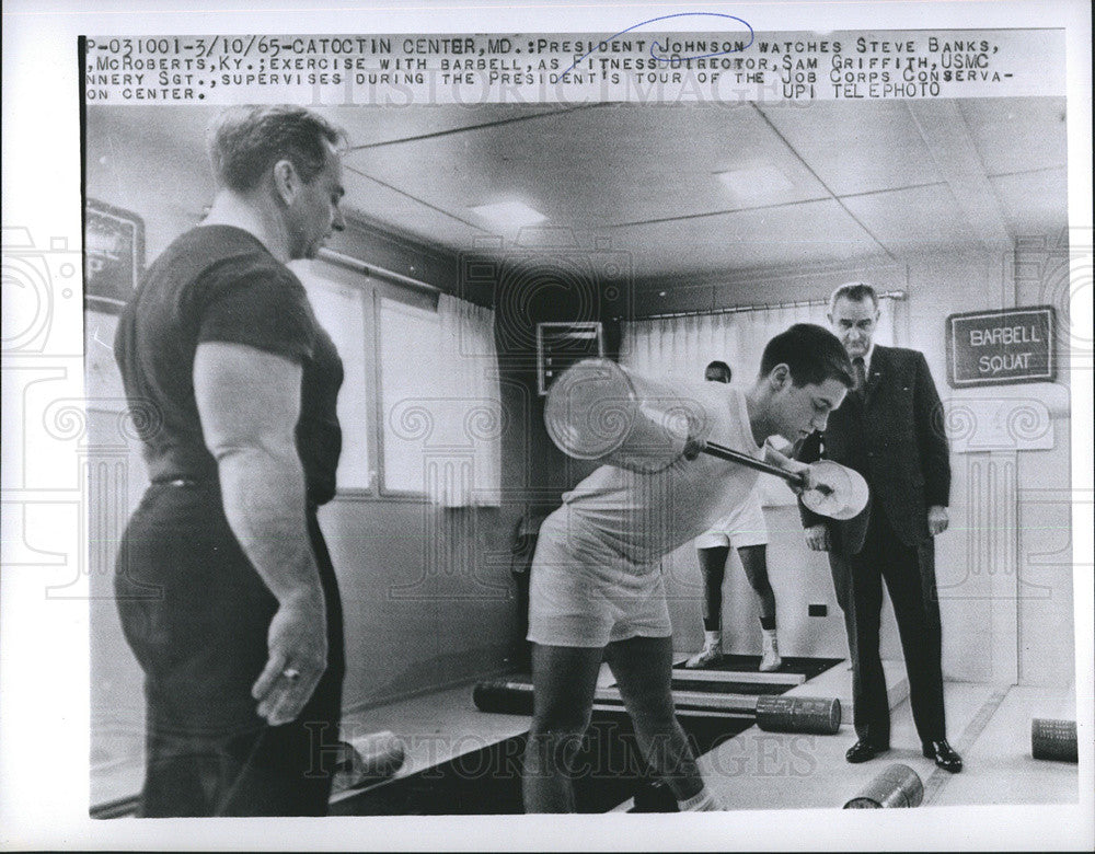 1965 Press Photo President Johnson watches  Steve Banks,Mcroberts  exercise with barbell - Historic Images