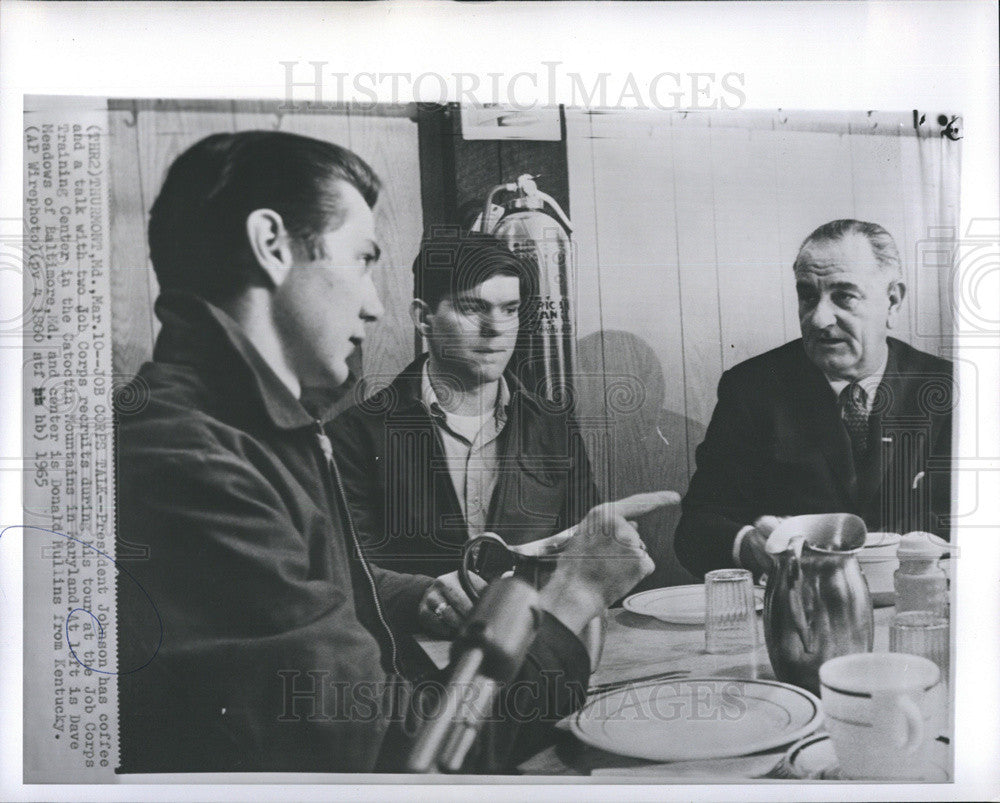 1965 Press Photo President Johnson with coffee talk with two job corps recruits during his tour at t - Historic Images