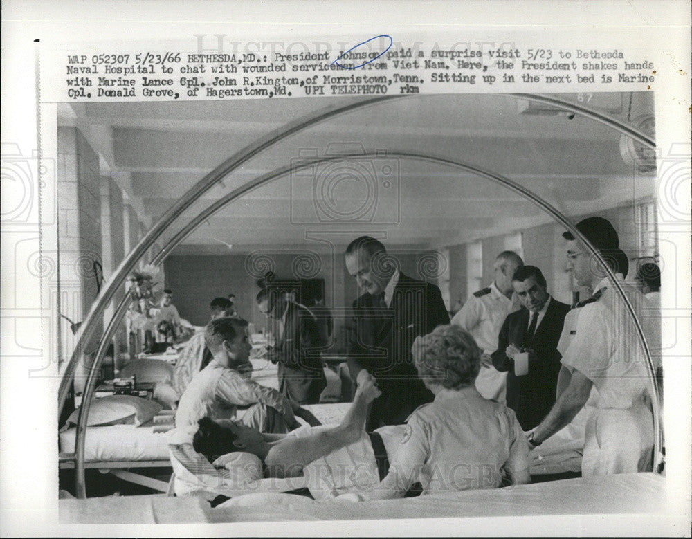 1966 Press Photo President LBJ Surprise Visit to Bethesda Naval Hospital - Historic Images