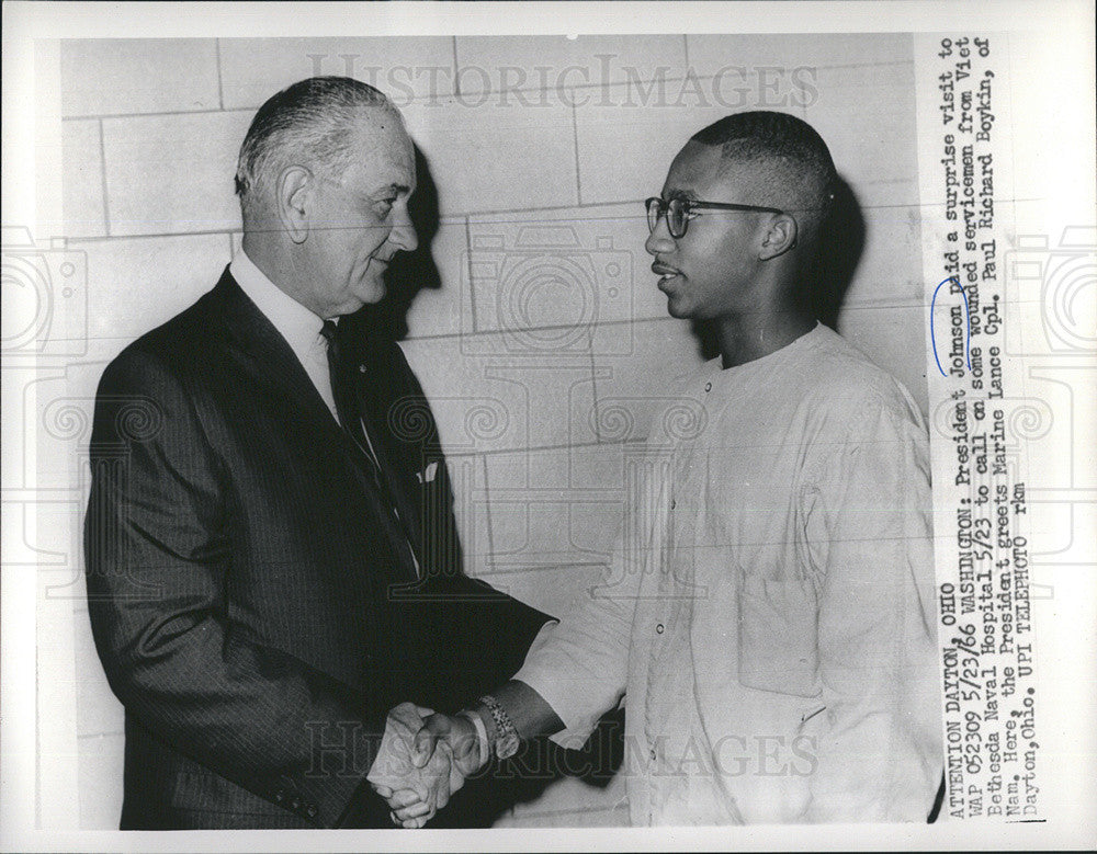 1966 Press Photo President Johnson Shakes Hands with Wounded from Vietnam - Historic Images