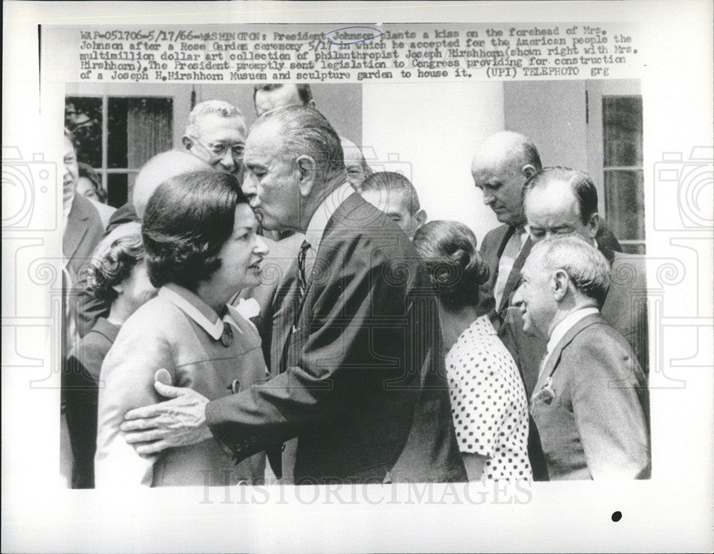 1966 Press Photo President Johnson Kisses Wife after Rose Garden Ceremony - Historic Images