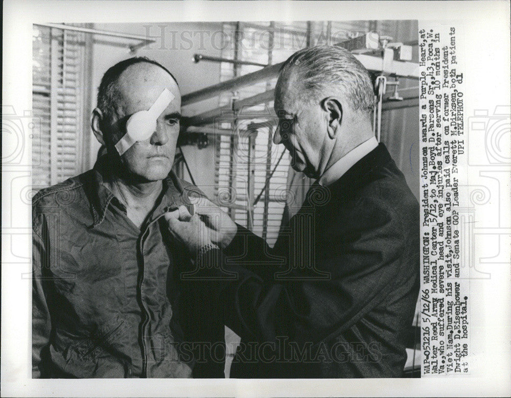 1966 Press Photo President Johnson Awards Purple Heart at Walter Reed Med Center - Historic Images