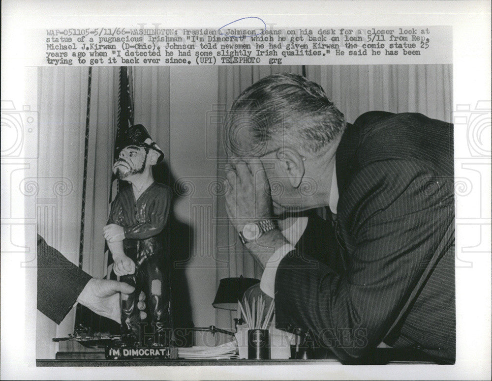 1966 Press Photo President Johnson with Comical Statue of an Irishman - Historic Images