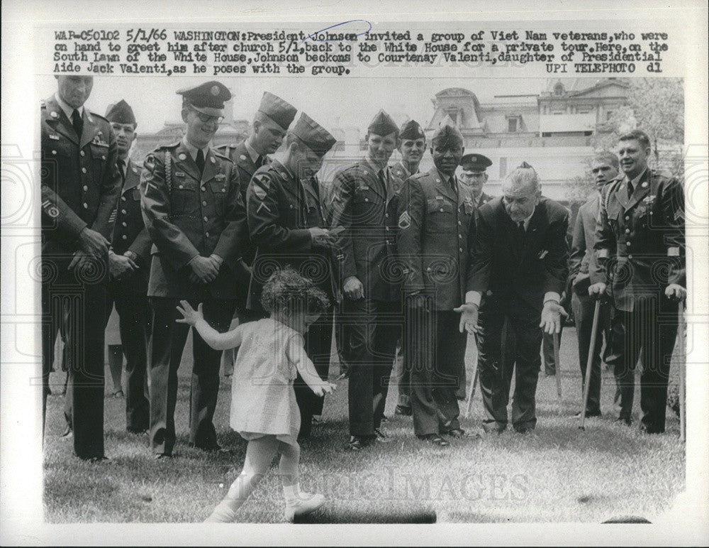 1966 Press Photo LBJ Invited Vietnam Veterans back for Private White House Tour - Historic Images