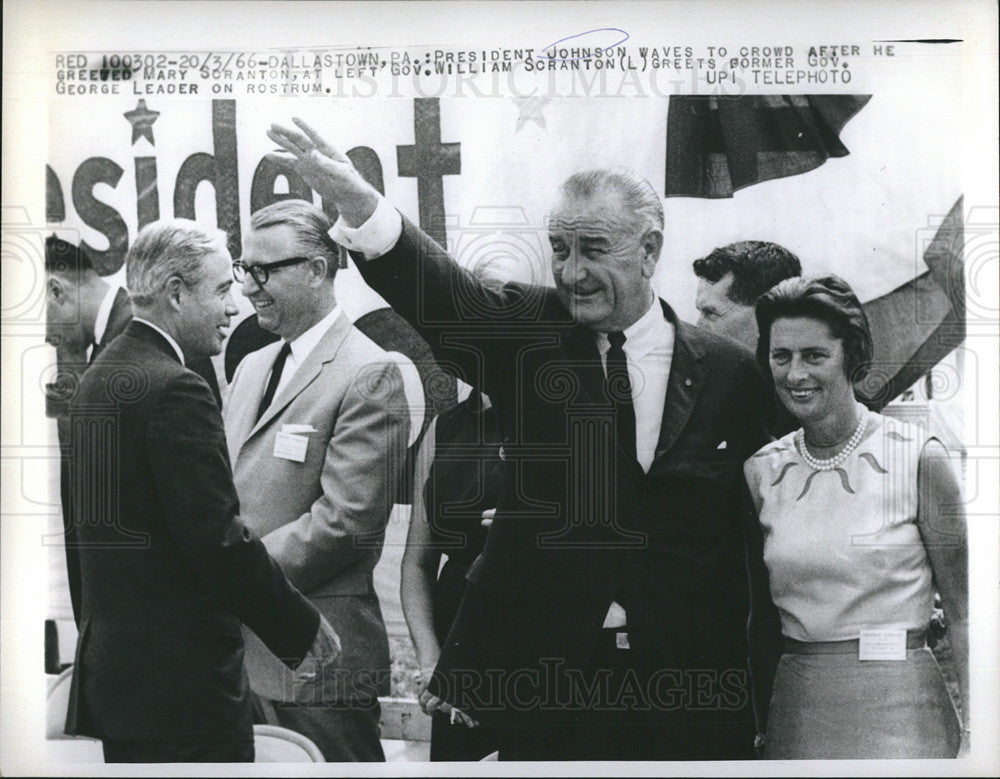 1966 Press Photo President Johnson Waves to Crowd after Greeting Governor&#39;s Wife - Historic Images