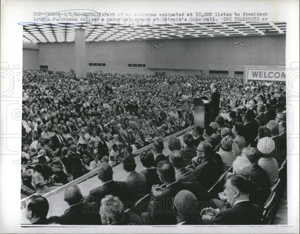 1966 Press Photo 10,000 Member Audience Listen to President Johnson on Labor Day - Historic Images