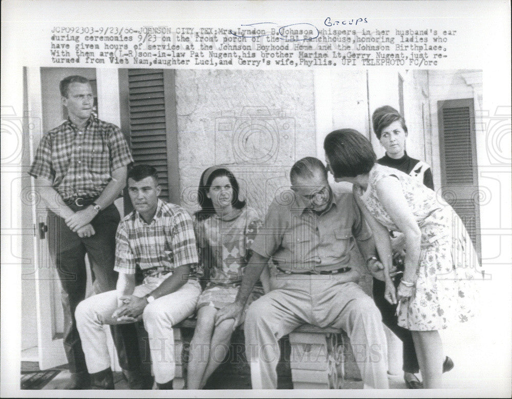 1966 Press Photo Mrs. Johnson whispers Lyndon&#39;s Ear Front Porch LBJ Ranch House - Historic Images