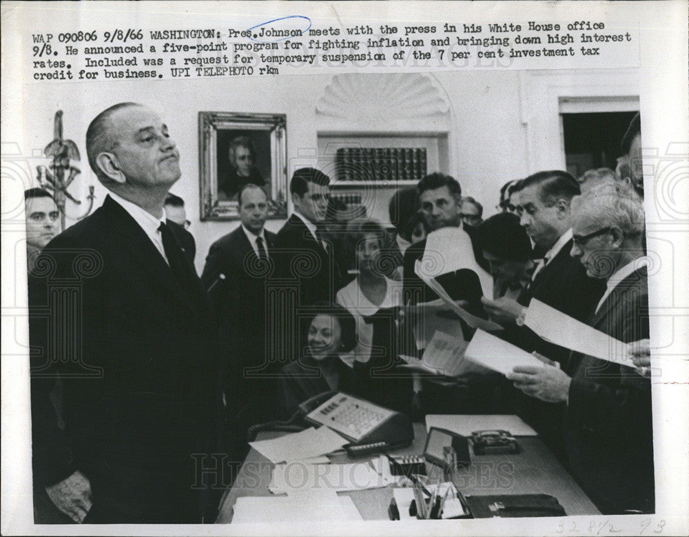 1966 Press Photo President Johnson meets with press at the White House. - Historic Images