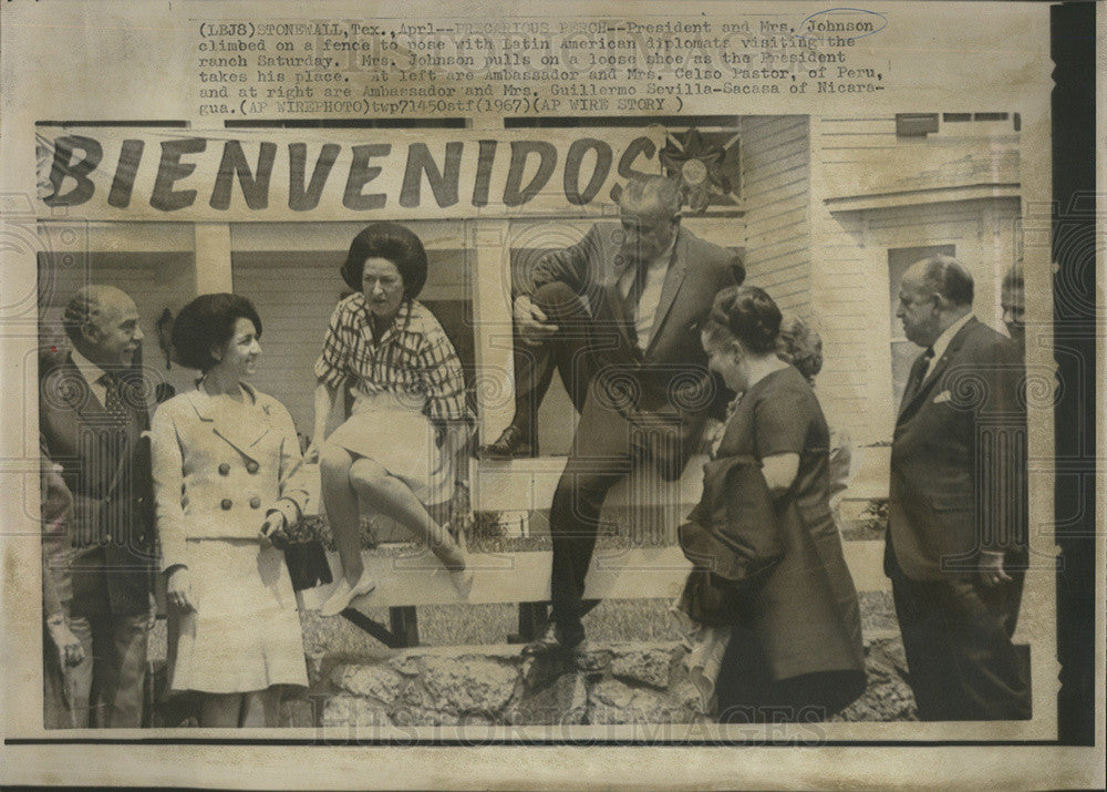 1967 Press Photo President And Mrs. Johnson Climbing A Fence To Take Photo - Historic Images