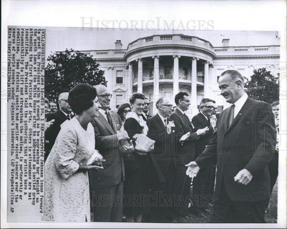 1965 Press Photo President Johnson Greets Lady Bird Johnson On White House Lawn - Historic Images