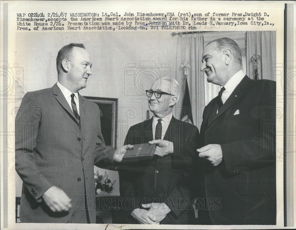 1967 Press Photo Pres. LBJ Gives Heart Association Award to John Eisenhower - Historic Images