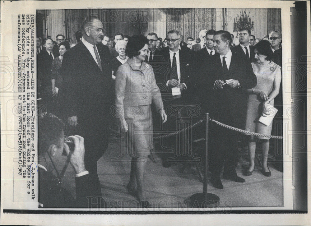 1967 Press Photo President Johnson and Wife Enter East Room for News Conference - Historic Images