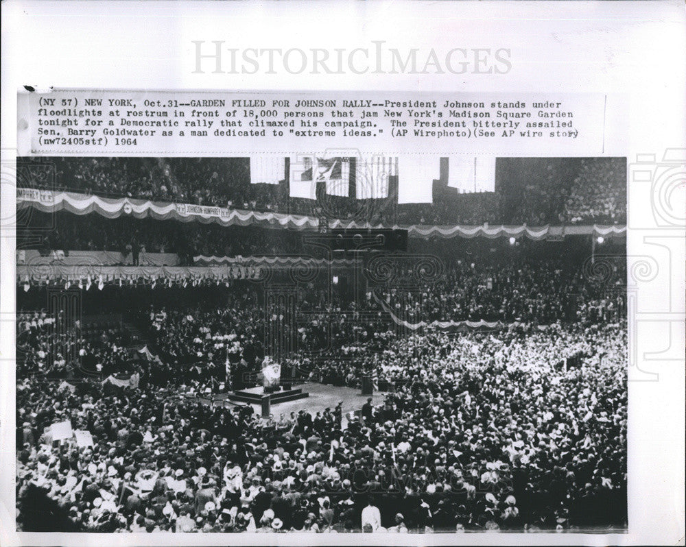 1964 Press Photo Pres.Johnson stand at Floodlights at New York Madison Square. - Historic Images