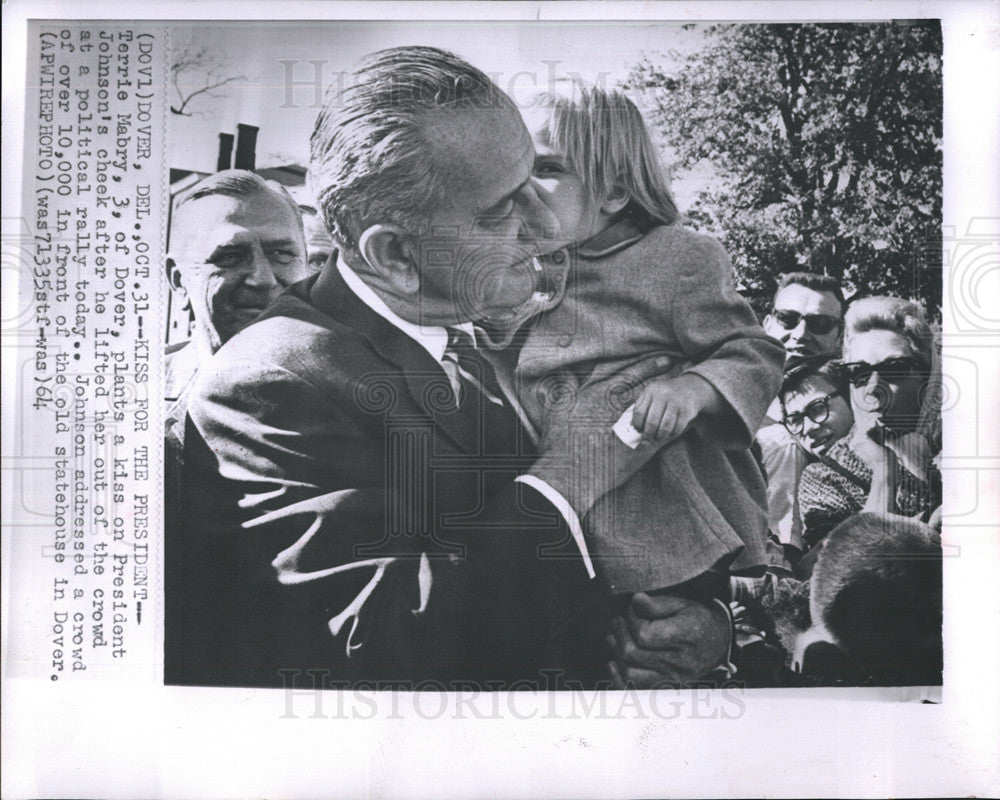 1964 Press Photo President Johnson lifted a child at Political Rally. - Historic Images