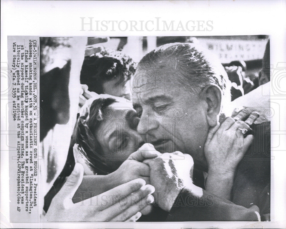 1964 Press Photo President Johnson hugged by one of his supporters - Historic Images