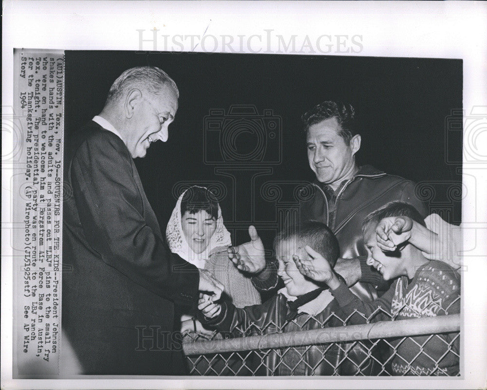 1964 Press Photo Pres.Johnson gives souvenirs pins to kids at LBJ Ranch Texas. - Historic Images