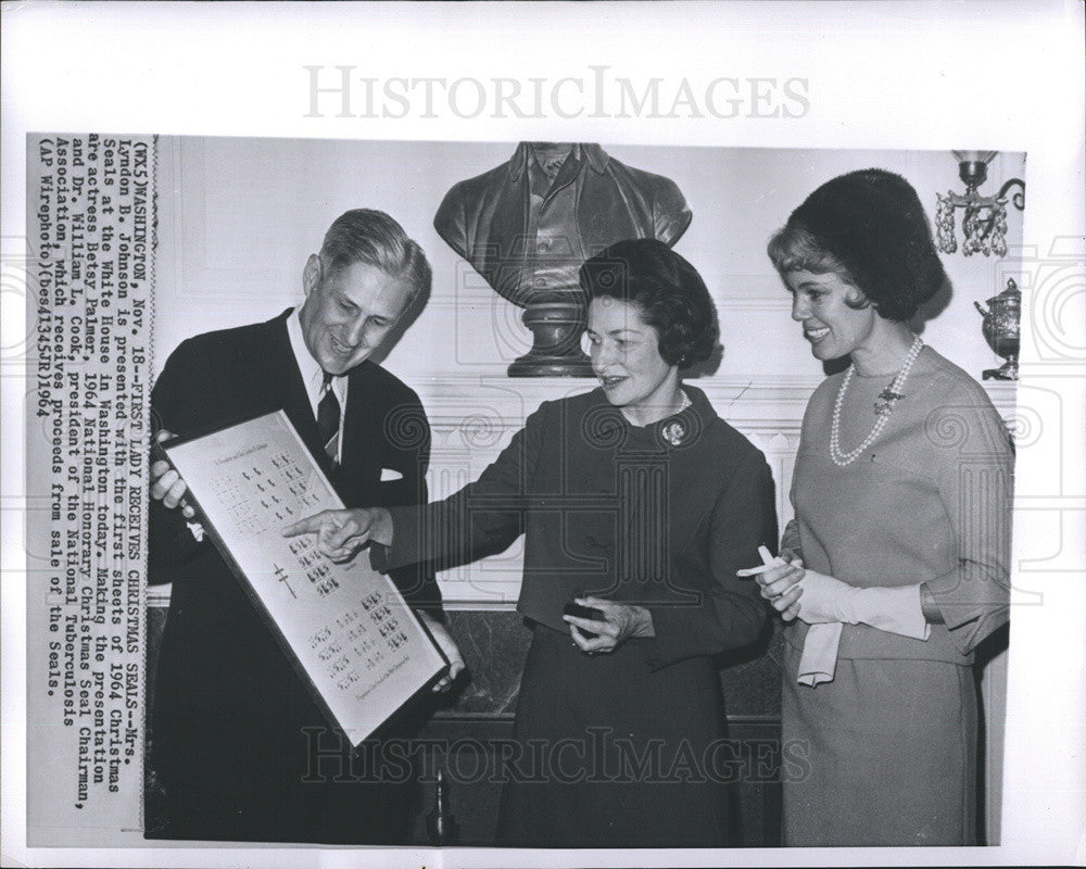 1964 Press Photo Mrs. Lyndon B. Johnson, Betsy Palmer and  Dr. William L. Cook - Historic Images