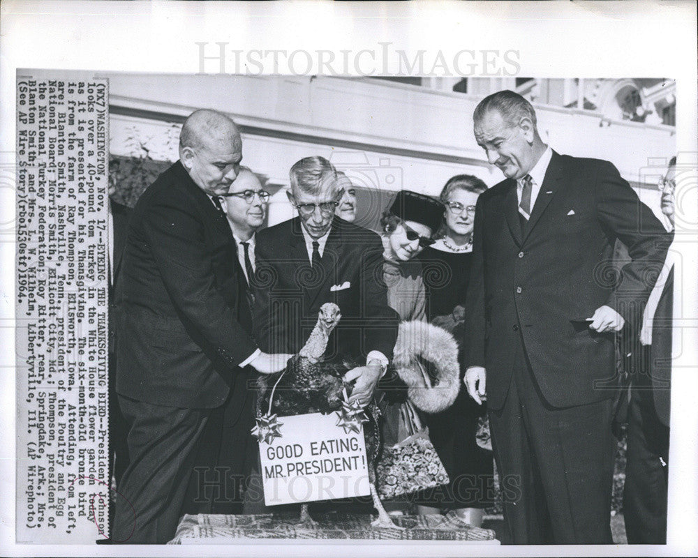 1964 Press Photo Pres.Johnson look over a 40 pound Turkey for Thanksgiving. - Historic Images