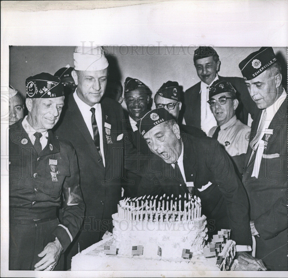 1959 Press Photo Sen Lyndon Johnson blow his 51 birthday candles. - Historic Images