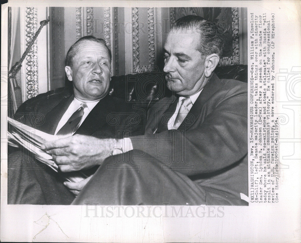 1954 Press Photo Sen.William Knowland(left) talks things over with Sen.Lyndon Johnson after making s - Historic Images